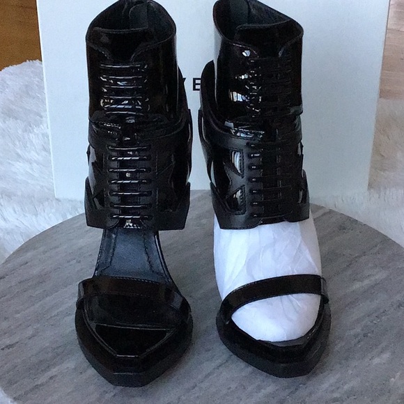 GIVENCHY BLACK PATENT AND MATTE LEATHER CALFSKIN PUMPS. - Picture 4 of 14